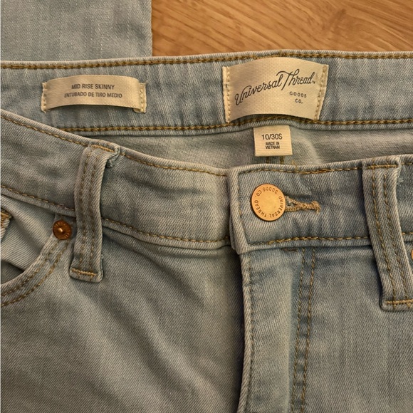 Universal Thread Light Wash Mid Rise Jeans - Picture 3 of 5